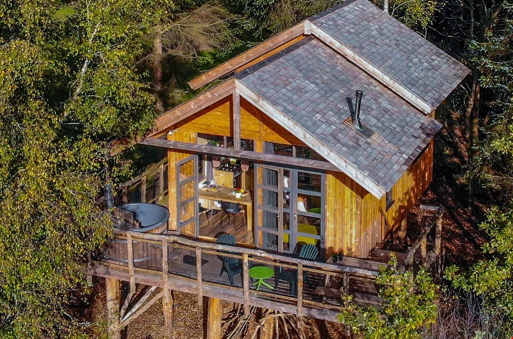 Deze boomhut heeft ook een eigen houtgestookte hottub Deze boomhut heeft ook een eigen houtgestookte hottub